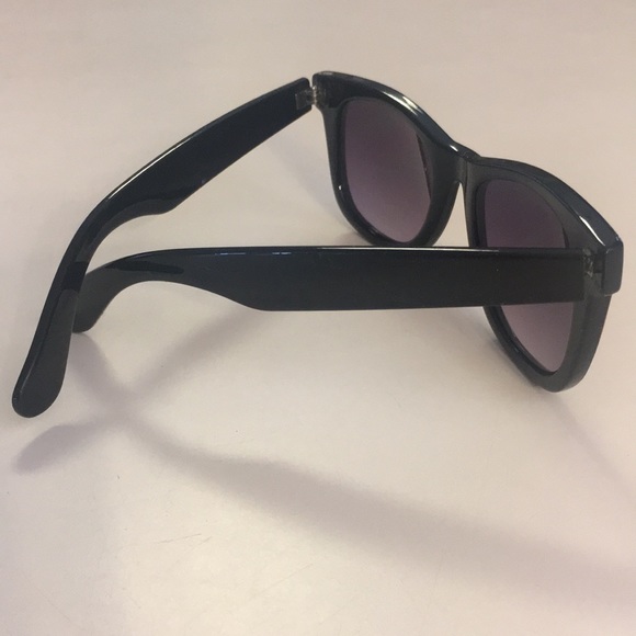 Ladies Betsey Johnson sunglasses - Picture 3 of 4